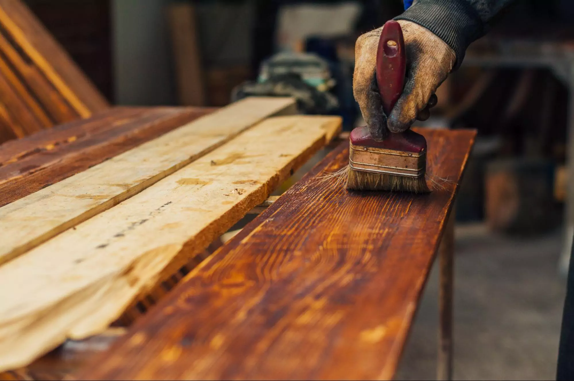 6 Teknik Mengecat Kayu dengan Hasil Profesional, Cocok untuk Pemula!