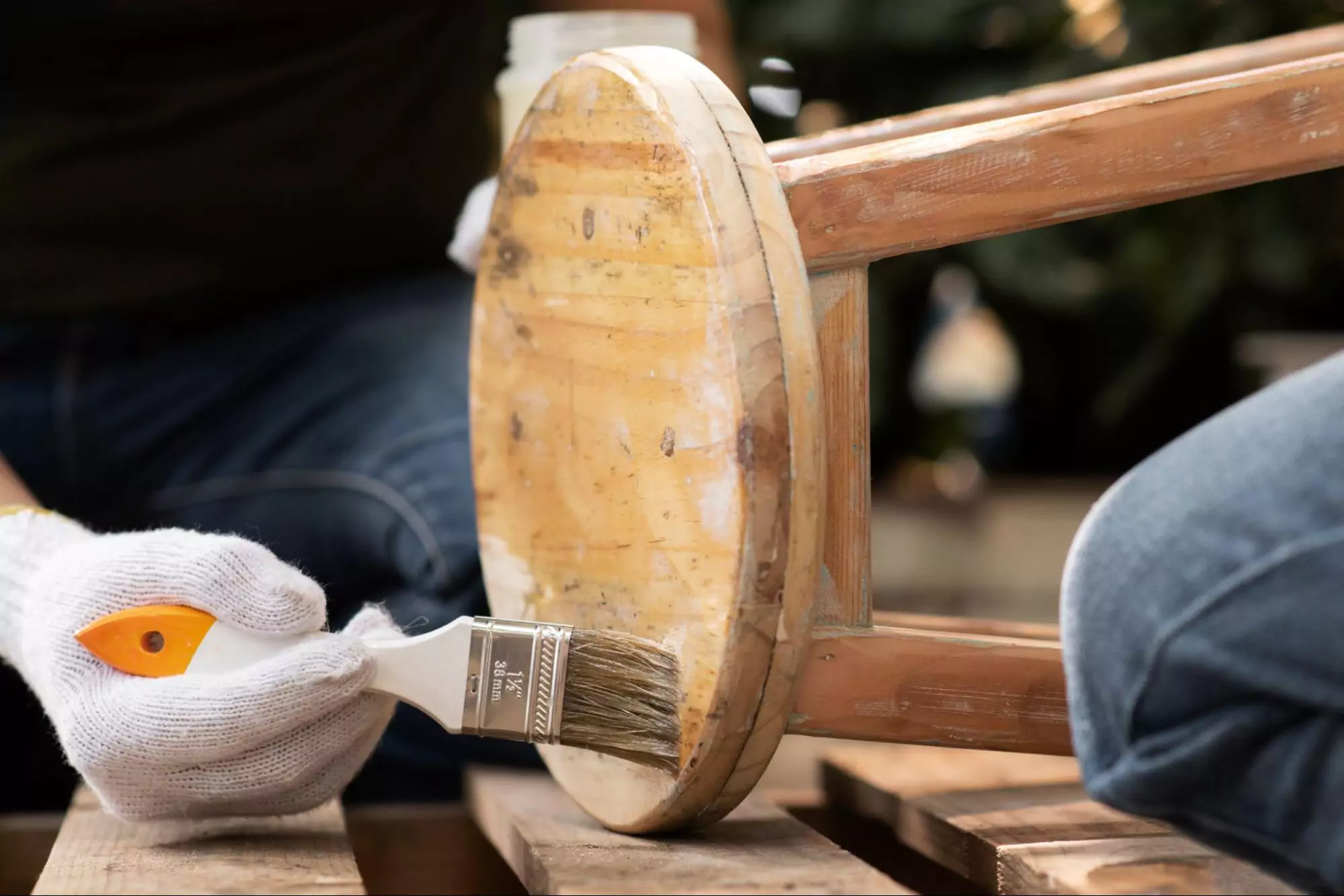 7 Cara Mengecat Ulang Furniture Bekas agar Tampak Baru dengan Cat Kayu Water Based