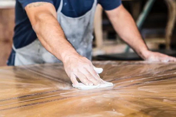 Fungsi dan Tujuan Pengamplasan Selama Proses Finishing Natural Kayu