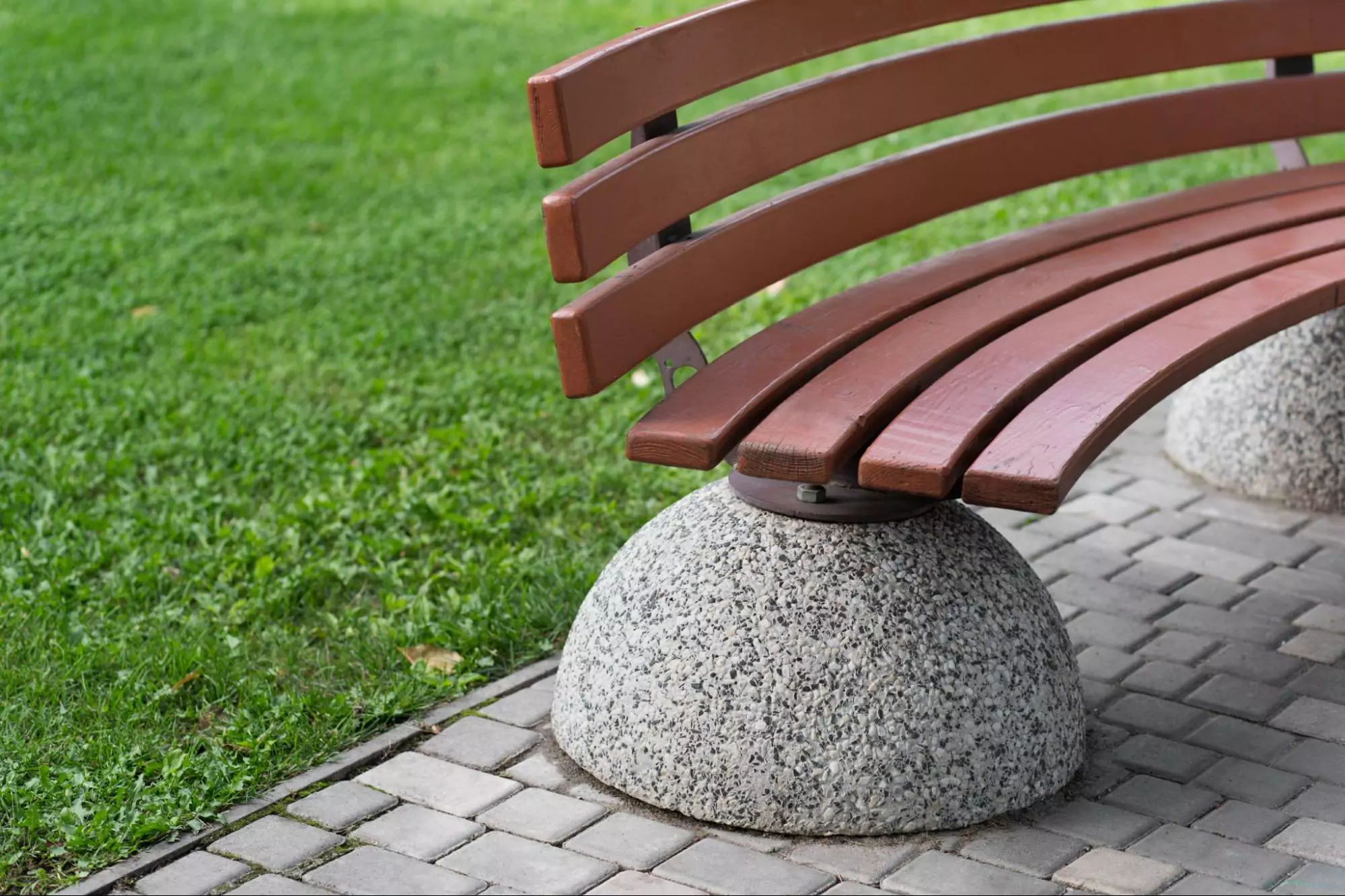 Furniture Taman Cepat Rusak? Gunakan Cat Kayu Water Based Tahan Cuaca Ini
