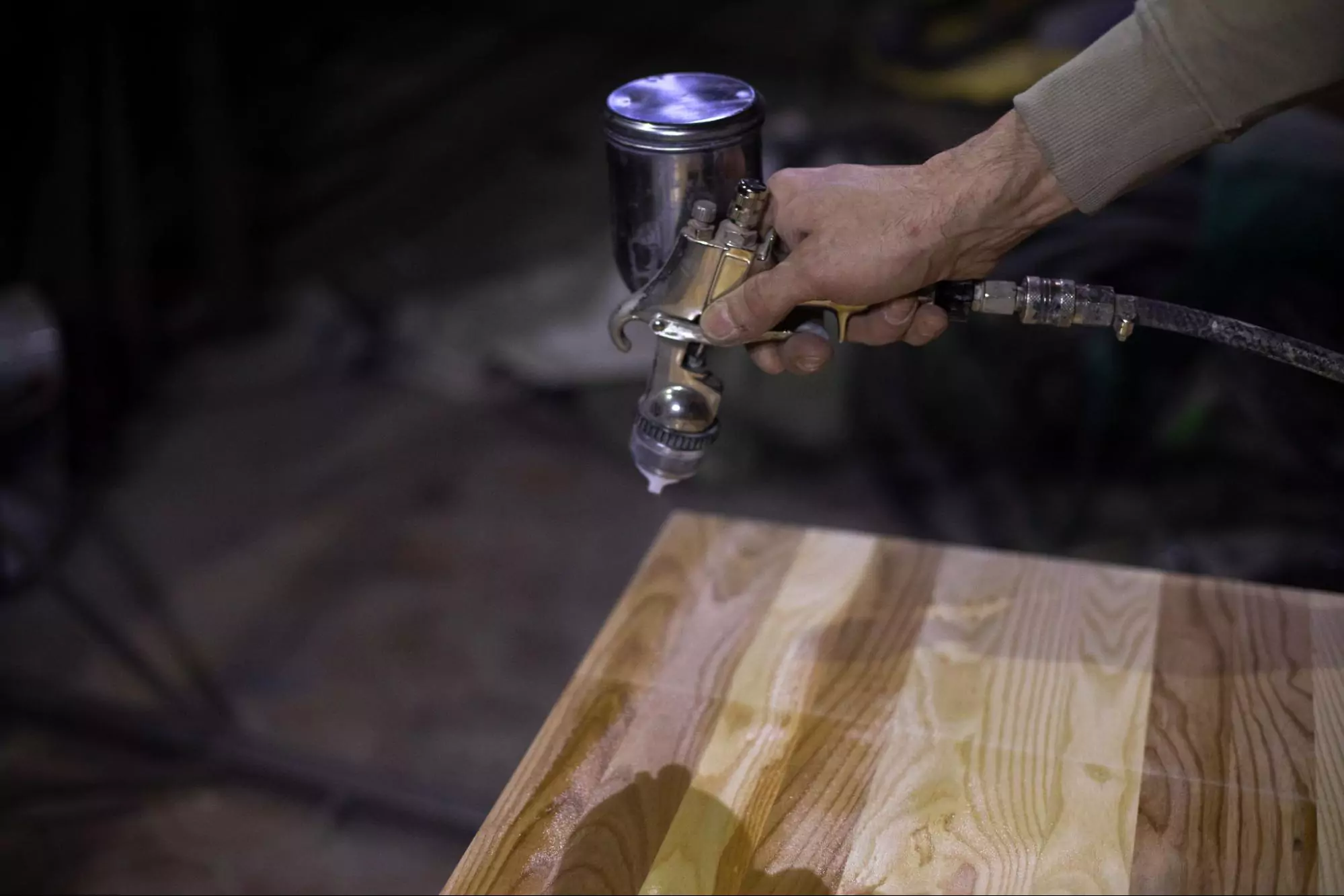 Solusi Finishing Cepat Kering untuk Produksi Furniture Massal