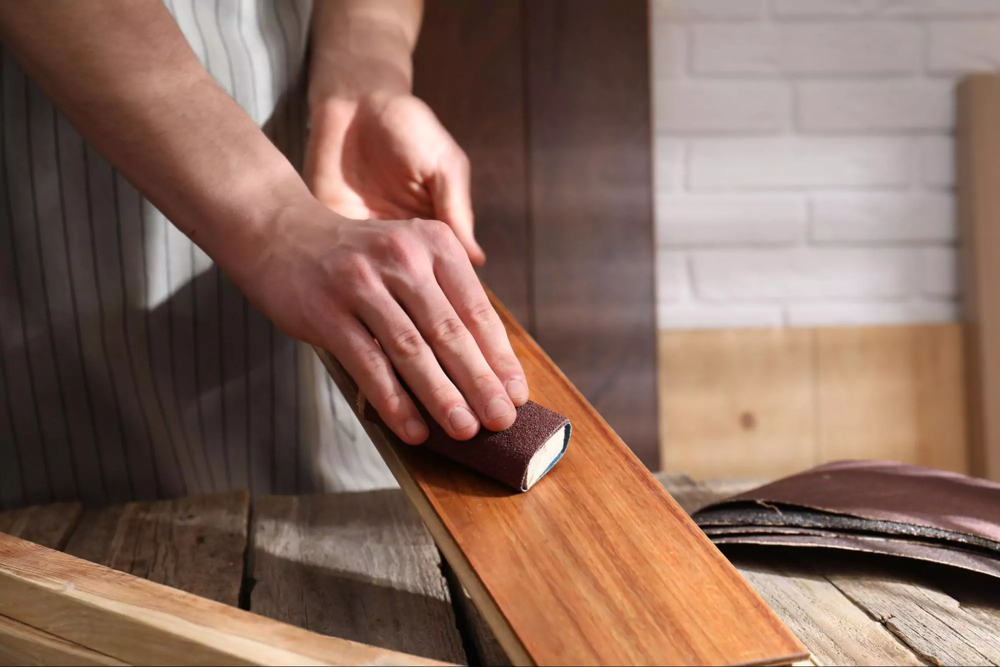 5 Tips Mengamplas Kayu Sebelum Finishing agar Warna Merata