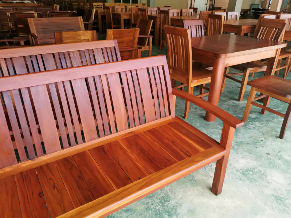 Tampilan kayu yang telah difinishing natural bebas retak