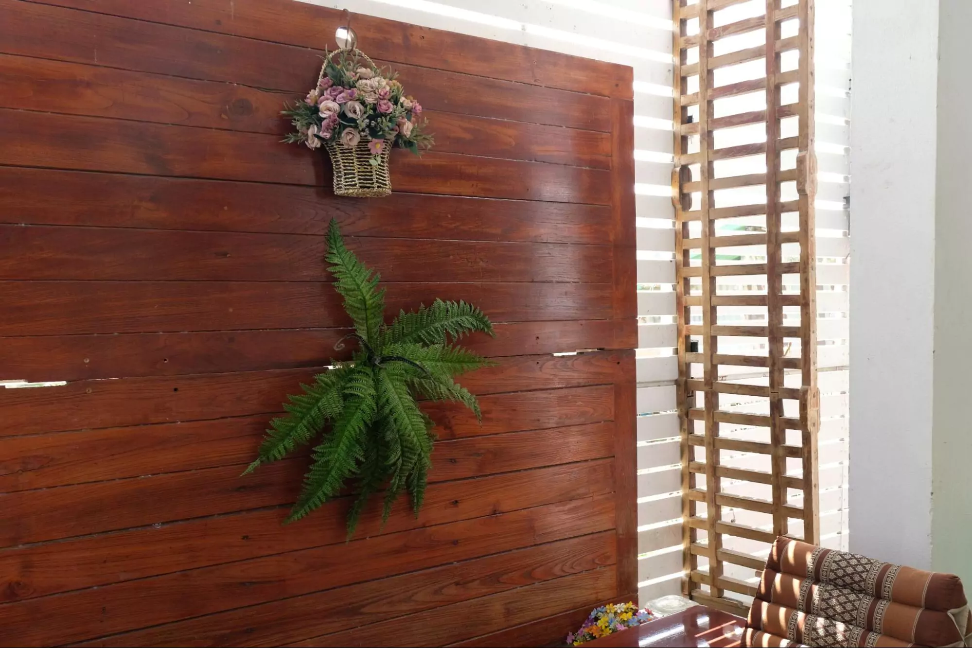 Warna Alami dengan Wood Stain